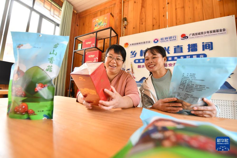 　　楊寧（左）和同事在鄉(xiāng)村振興直播間準備直播工作（10月8日攝）。新華社記者 黃孝邦 攝