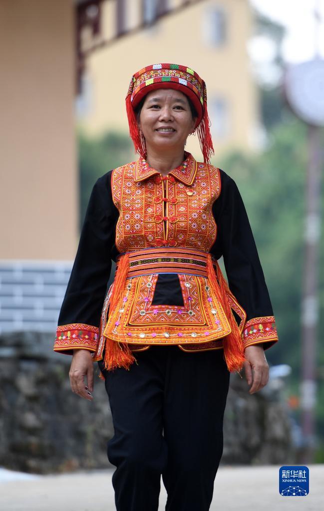 　在廣西蒼梧縣六堡鎮(zhèn)山坪村，祝雪蘭走在村道上（2022年9月22日攝）。新華社記者 陸波岸 攝